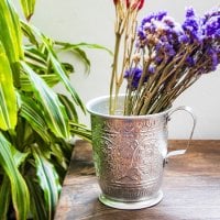 インド伝統唐草エンボス 大きめのアルミカップ - 高さ:約17.5cm ドライフラワーなどに