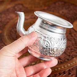 インド伝統唐草エンボスのアルミ水差し - 高さ：約7.5cm - サブ5