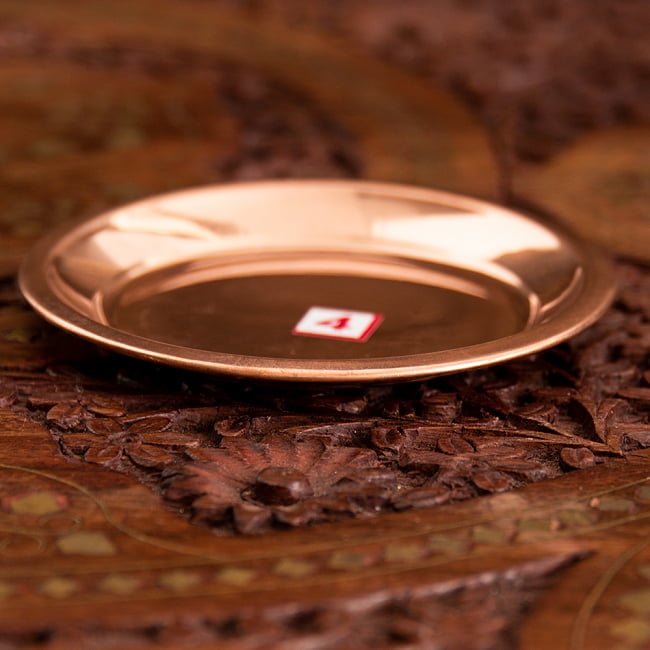 【祭壇用】銅製カトリ（小皿）　【直径：約9.5cm】 2 - 横からみてみるとこのような形状をしています。多少の傷や凹みがあります。