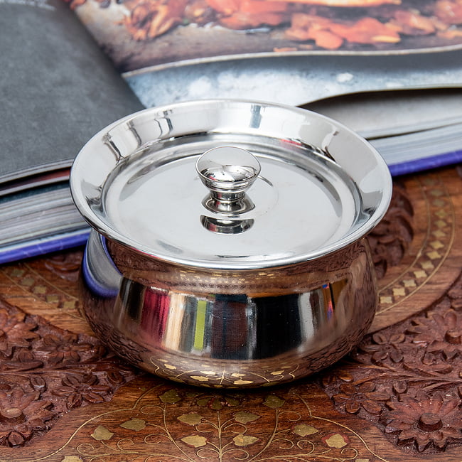 インドの小鍋 ステンレスハンディ 小ぶりサイズ 直径11cmの写真1枚目です。インドならではのかわいらしい形のお鍋、ハンディです。インド料理,調理器具,ハンディ,鍋