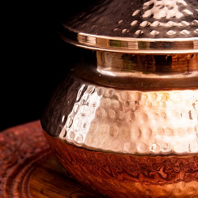 【蓋付き】ハンディカダイ - インドの鍋【直径約18cm】 3 - 銅を槌目で装飾したうつくしい鍋です。