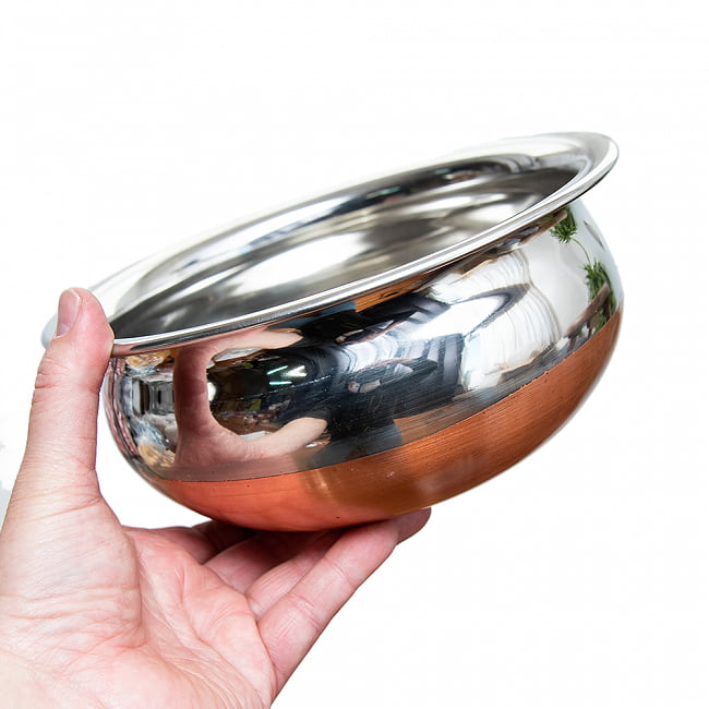 重ねられるハンディセット - インドの鍋3個セット【直径約21cm・18.5cm・16.5cm】 6 - 一番大きな鍋はこれくらいのサイズ感になります。