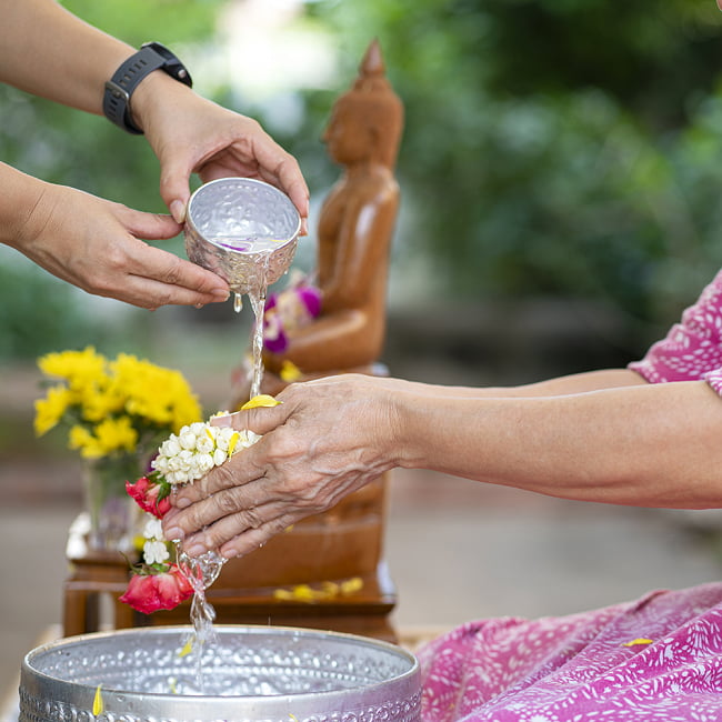 タイの飾りつきアルミボウル（中:10cm） 7 - タイでは仏様の祭壇や、ソンクラーン祭りのときに使われています。