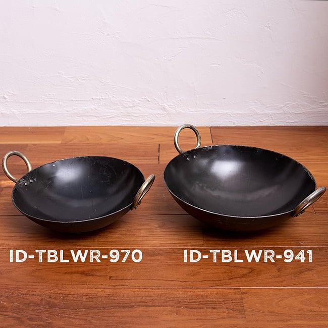 インドの屋台用鉄製カダイ（インド鍋　鉄鍋） - 直径約26cm 9 - サイズ違い品と並べてみたところです。こちらは 【ID-TBLWR-970】 の方になります。