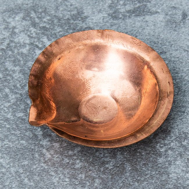 銅の聖油・聖水ボウル - 直径約4.1cm 2 - 側面から見てみました。