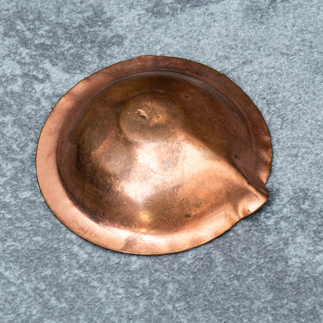 銅の聖油・聖水ボウル - 直径約4.1cm 4 - 裏面を見てみました。