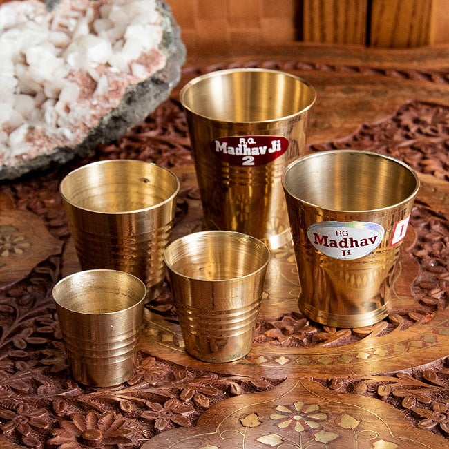 インドの礼拝用ブラス カップ 高さ：約3.5cm 6 - 様々なサイズを並べてみました。