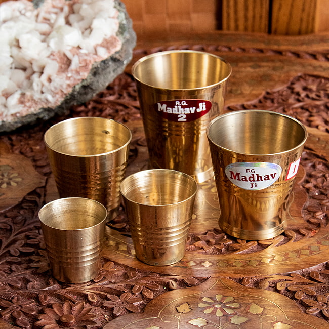 インドの礼拝用ブラス カップ 高さ：約4cm 6 - 様々なサイズを並べてみました。