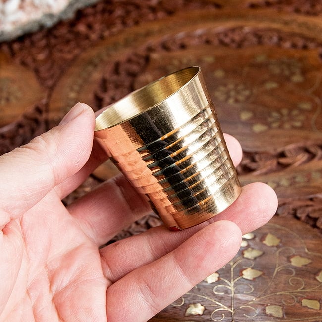 インドの礼拝用 ブラス製 プージャグラス カップ 高さ：約4.8cm 5 - このくらいのサイズ感になります
