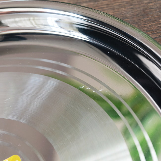 カレー大皿 No.13 [約29cm]-重ね収納ができるタイプ　ターリー 6 - 拡大写真です。インド製品の為、小傷等ございます。