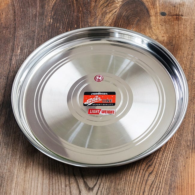 カレー大皿 No.14 [約33.5cm]-重ね収納ができるタイプ　ターリーの写真1枚目です。綺麗な円形模様入りのカレー皿です こちらはNo1〔深め〕です。※ステッカーは入荷ごとに異なります。ライン模様の入り方は個体差がございます。ラウンドターリー,丸皿,ターリープレート,カレー 皿,カレー 大皿,インドカレー,ステンレス 食器,ターリーカレー 皿,カレー 小皿,カトリ
