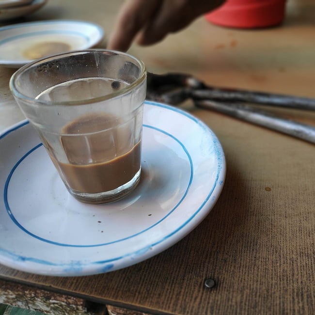 【5個セット】インドのミニチャイカップ[高さ6cm程度 直径5.5cm程度] 6 - 濃い目のチャイを少量入れて楽しむためのサイズです