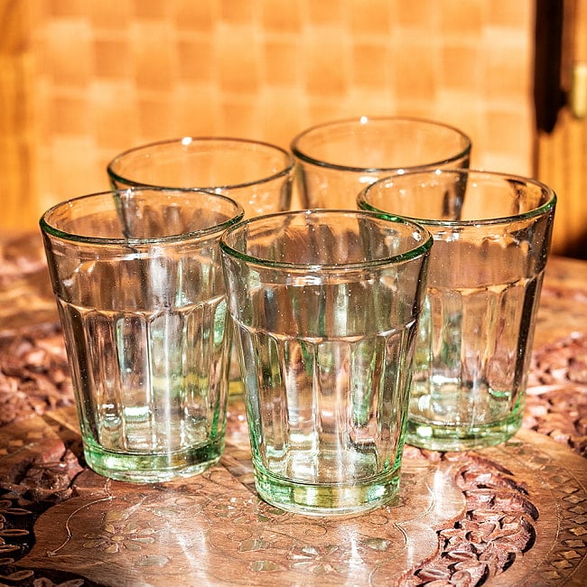 【5個セット】インドのチャイカップ[約7.5cm程度×直径：約5.8cm]の写真1枚目です。チャイカップ5個セットです。厚めのガラスが素敵なチャイカップです。レトロ,ガラス,カップ,コップ,チャイグラス,ガラスコップ,グラス,インドチャイ,スパイスティー