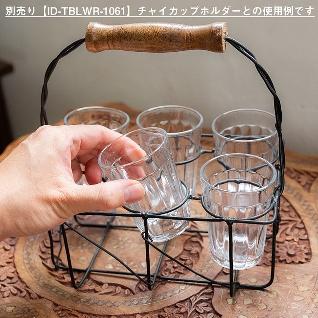 【5個セット】インドのチャイカップ[約8.2cm程度×直径：約6cm] 11 - 別売りの［商品番号：ID-TBLWR-1061】チャイワーラーのチャイカップホルダー - 6カップ用　ナチュラル］への使用例です
