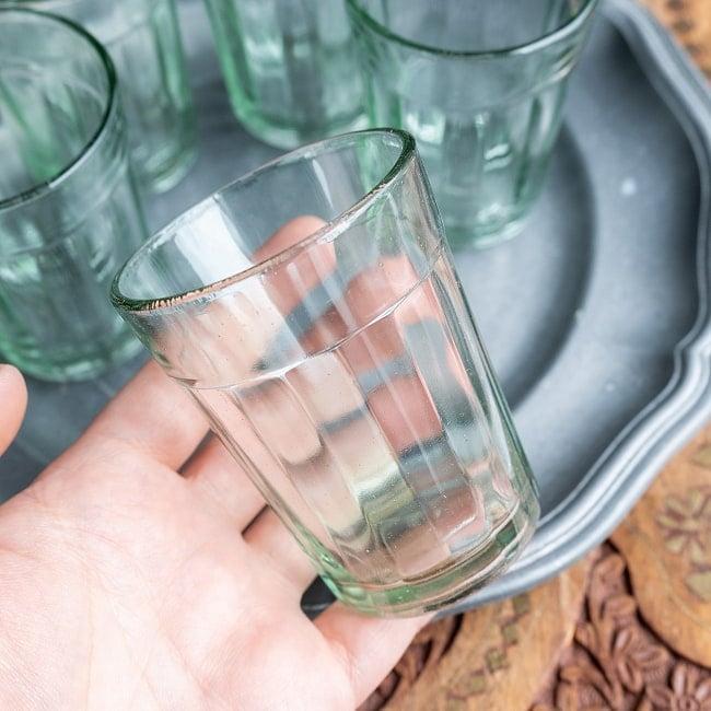 【5個セット】インドのチャイ カップ - 装飾つき[直径:6.5cm 高さ:8.7cm 約150ml] 9 - このくらいのサイズ感になります