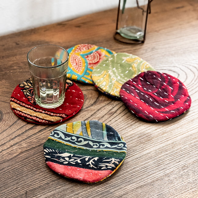 【5枚セット】カンタ刺繍のインド染め ハンドメイドコットン コースター 丸形の写真