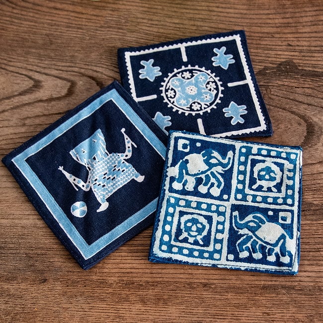 【4枚セット】インド伝統の藍染め ハンドメイドコットン コースター 四角形 3 - このようなデザインからランダムで4枚お送りいたします。
