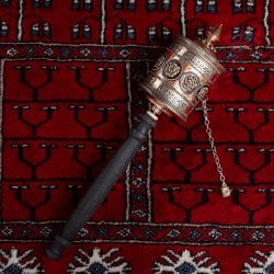 【高品質】チベット仏教　八吉祥文様　手持ちマニ車 [長さ：約24.5cm]