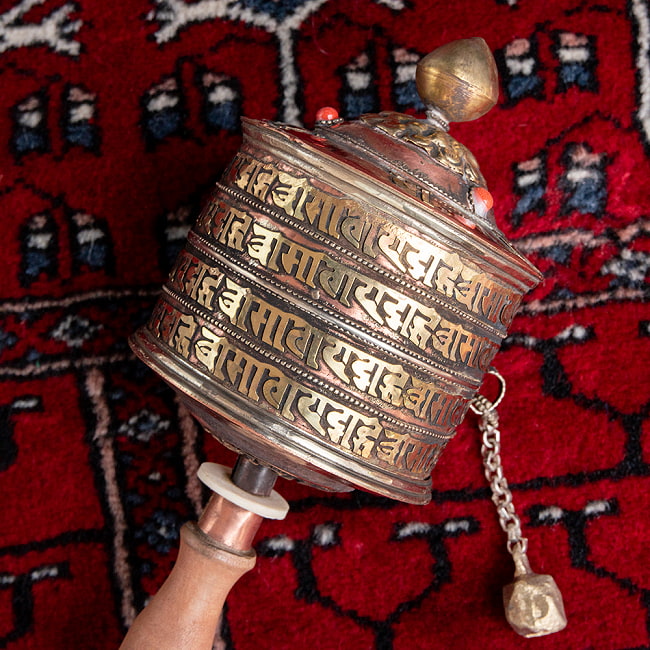 【高品質】チベット仏教　マントラを唱える　手持ちマニ車 [長さ：約23cm] 2 - マニ部分にはマントラがずらり。