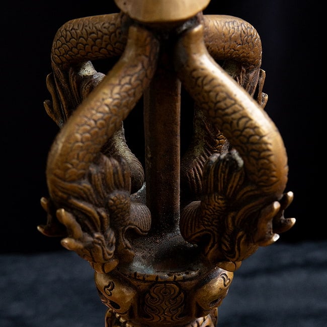 【高品質】 ドルジェ（ヴァジュラ・金剛杵）[約31cm] 龍と骸骨 五鈷杵 鬼面金剛杵 4 - 別の角度からの拡大写真です