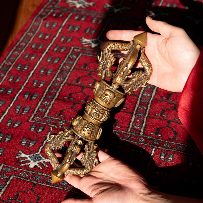 【高品質】 ドルジェ（ヴァジュラ・金剛杵）[約31cm] 龍と骸骨 五鈷杵 鬼面金剛杵の写真1枚目です。全体写真です　男性が手に持ってみましたドルジェ,ヴァジュラ,金剛杵,密教法具