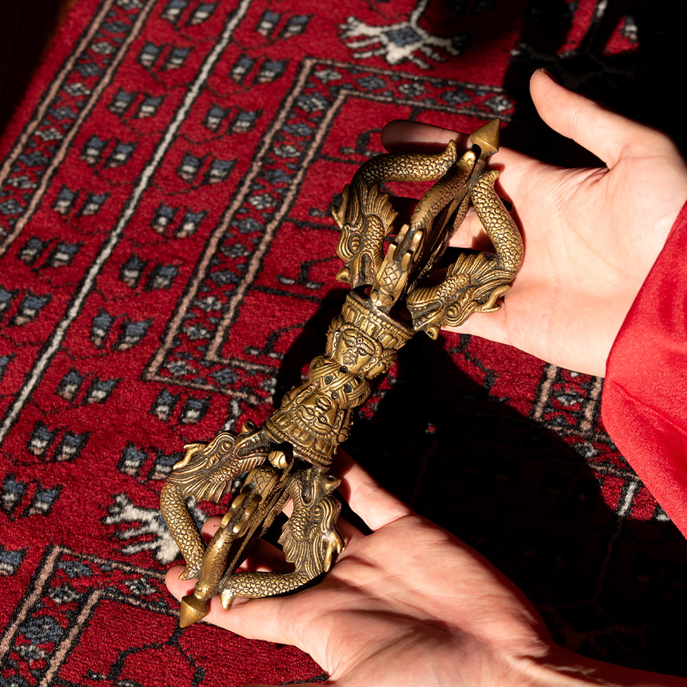 【高品質】  ドルジェ（ヴァジュラ・金剛杵）[約27cm] 龍とヴァジュラ・バイラヴァ 五鈷杵 鬼面金剛杵1枚目の説明写真です