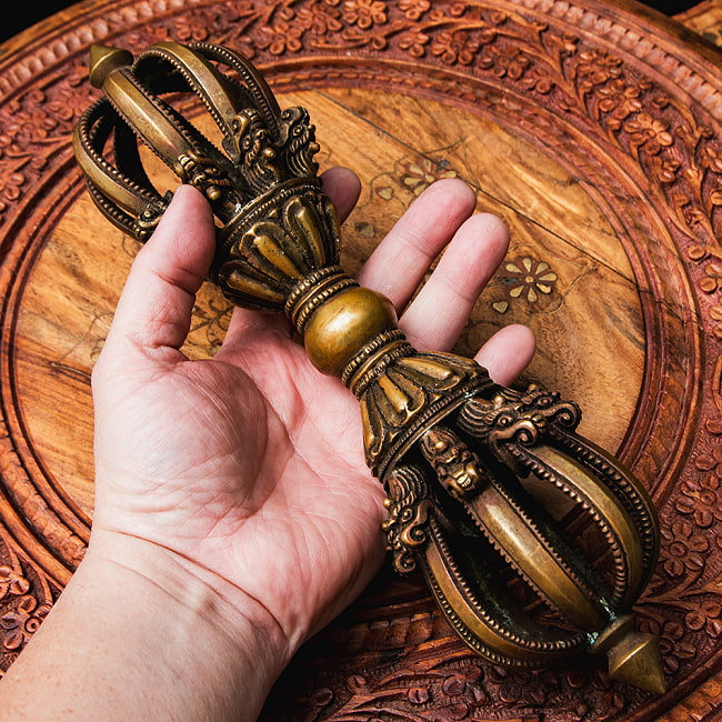 【特大・寺院奉納級】  ドルジェ（ヴァジュラ・金剛杵）[約29cm] 8頭のマカラ 九鈷杵 7 - これくらいのサイズ感になります。