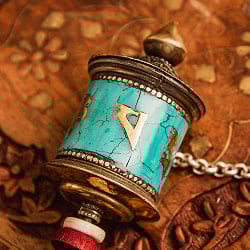 チベタンターコイズとワイヤーアート装飾のマニ車 チベット仏教　マントラ [長さ：約21cm] - サブ5