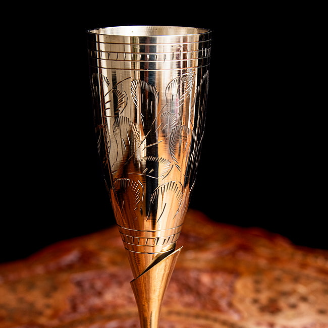 ネパールの真鍮製 ワイングラス ウォーターグラス 高さ24cm程度 2 - アシンメトリーなデザインが美しいですね。