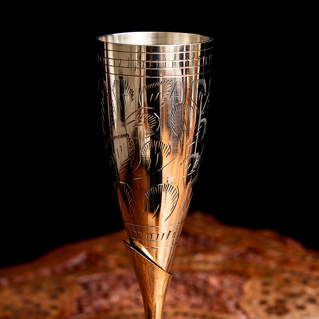 ネパールの真鍮製 ワイングラス ウォーターグラス 高さ24cm程度 3 - インド・ネパール圏らしい彫り込みです。