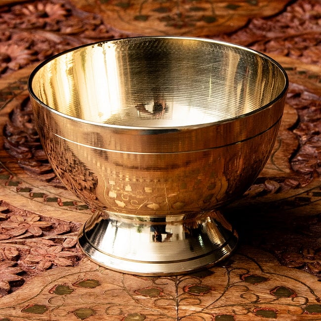 ネパールの真鍮カトリ - タルカリカトリ 外径8.7cm程度の写真1枚目です。重厚な趣のある、ネパールのブラスカトリです。ダルバート,ターリープレート,丸皿,カレー 皿,カレー 大皿,ターリー,タール