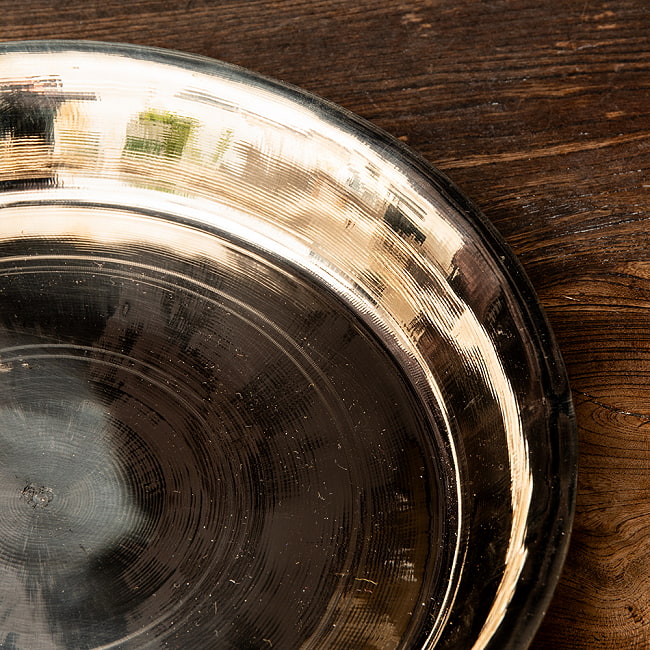 【最高級品】ネパールの真鍮ターリー（大皿） 外径29cm程度 4 - 細部の様子です。鈍く光る真鍮のターリー。ドキドキしてしまいますね。
