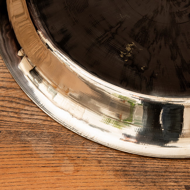 【最高級品】ネパールの真鍮ターリー（大皿） 外径29cm程度 7 - 裏面の細部を見てみました。
