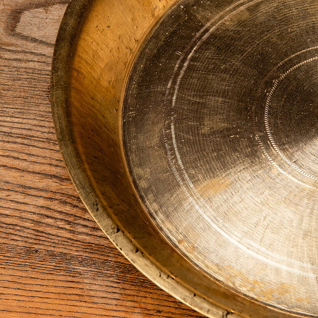 ネパールの真鍮ターリー（大皿） 外径27.5cm程度 2 - 細部を見てみました。鈍く光る真鍮のターリーです。