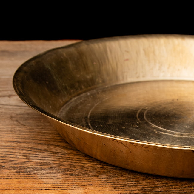 ネパールの真鍮ターリー（大皿） 外径27.5cm程度 5 - 立ち上がりの様子です。