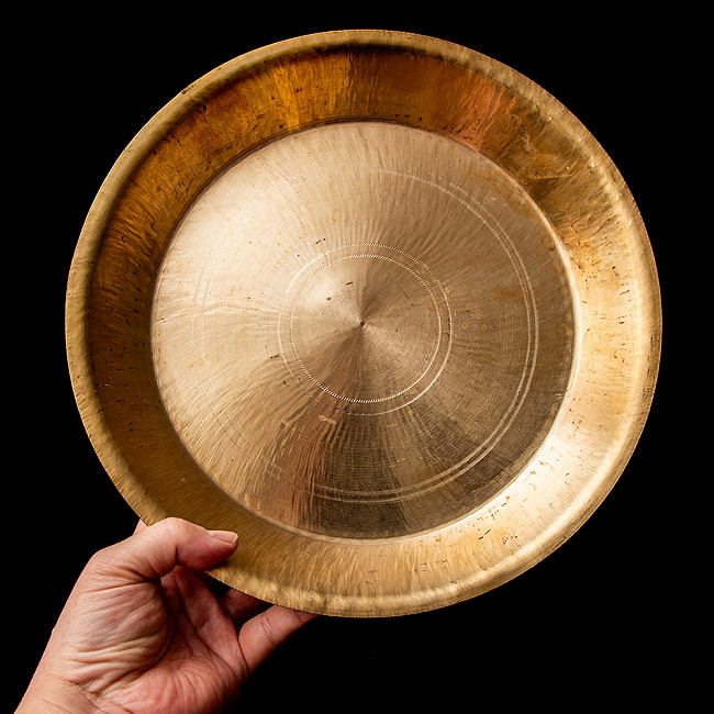 ネパールの真鍮ターリー（大皿） 外径27.5cm程度 7 - これくらいのサイズ感になります。