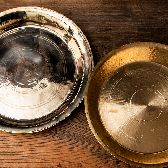 ネパールの真鍮ターリー（大皿） 外径27.5cm程度 8 - 最高級品と本品との比較になります。普段遣いと、とっておきの一枚との使い分けも考えられますね。