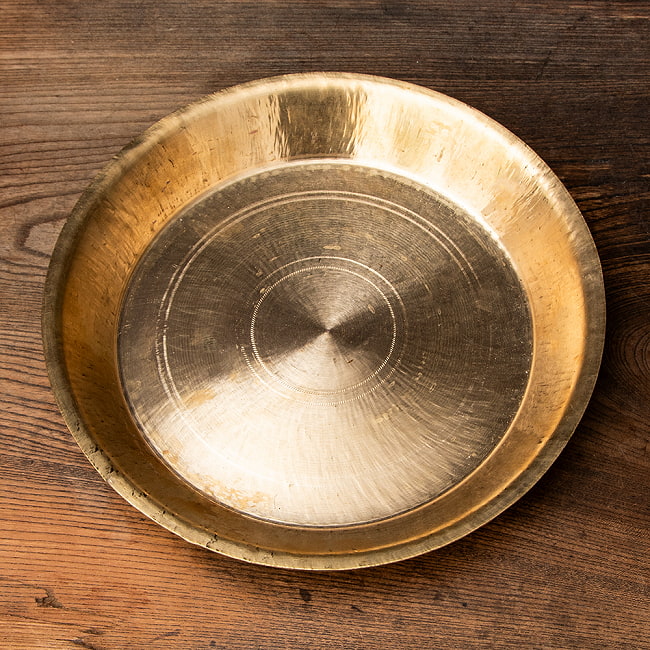 ネパールの真鍮ターリー（大皿） 外径27.5cm程度の写真1枚目です。重厚な趣のある、ネパールのブラスターリーです。ダルバート,ターリープレート,丸皿,カレー 皿,カレー 大皿,ターリー,タール