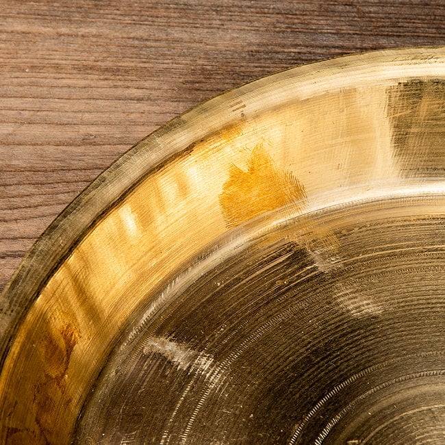ネパールの真鍮ターリー（大皿） 外径29cm程度 2 - 細部を見てみました。鈍く光る真鍮のターリーです。