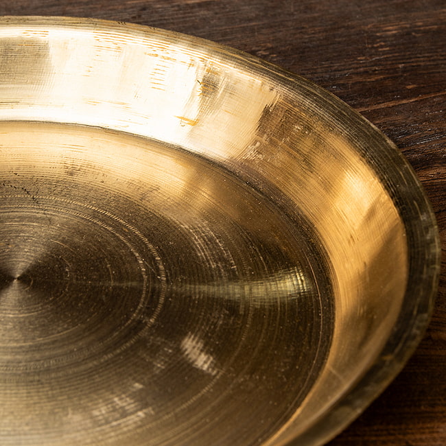 ネパールの真鍮ターリー（大皿） 外径29cm程度 4 - 立ち上がりの様子です。