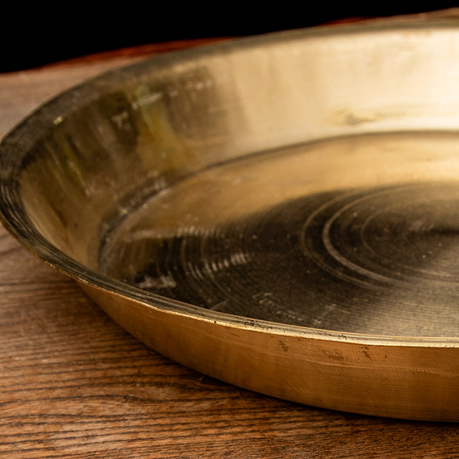 ネパールの真鍮ターリー（大皿） 外径29cm程度 5 - 立ち上がりの様子です。