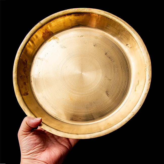 ネパールの真鍮ターリー（大皿） 外径29cm程度 7 - これくらいのサイズ感になります。