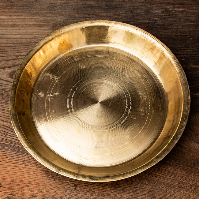 ネパールの真鍮ターリー（大皿） 外径29cm程度の写真1枚目です。重厚な趣のある、ネパールのブラスターリーです。ダルバート,ターリープレート,丸皿,カレー 皿,カレー 大皿,ターリー,タール