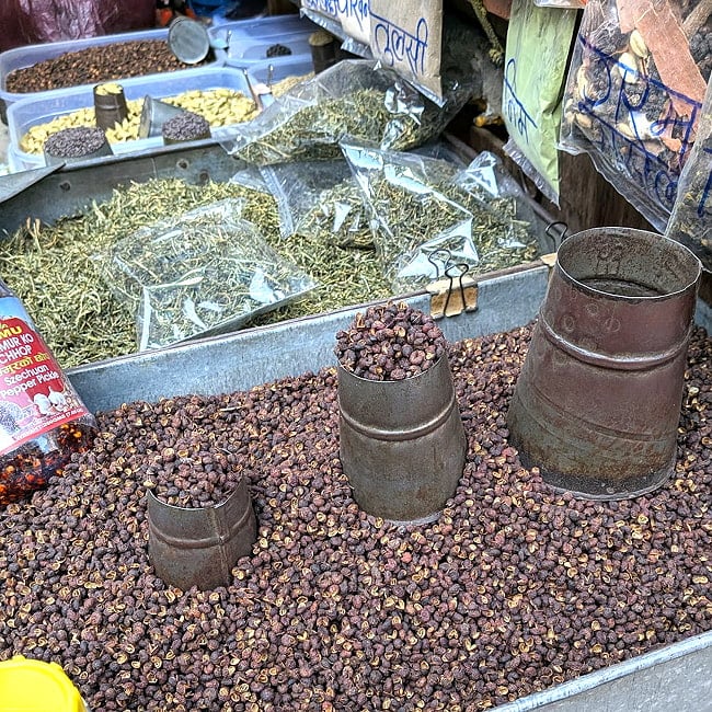 銅製マヌ - ネパール伝統の はかりうつわ 10 - ネパール現地ではマーケットでこのように量り売りの際に使用されています。