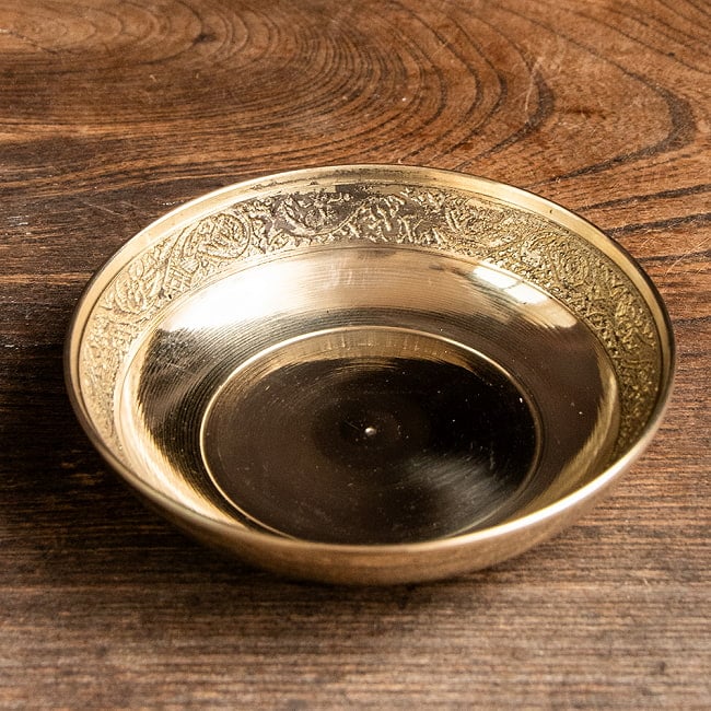 タルカリプレート 真鍮製 ネパールのカレー小皿 装飾入り 直径11cmの写真1枚目です。重厚な趣のある、ネパールのブラス小皿です。ダルバート,ターリープレート,丸皿,カレー 皿,小皿,小鉢