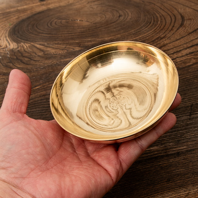 タルカリプレート 真鍮製 ネパールのカレー小皿 無地 直径11cm 6 - これくらいのサイズ感です。