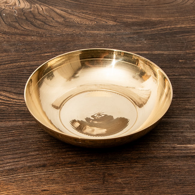 タルカリプレート 真鍮製 ネパールのカレー小皿 無地 直径11cmの写真1枚目です。重厚な趣のある、ネパールのブラス小皿です。ダルバート,ターリープレート,丸皿,カレー 皿,小皿,小鉢
