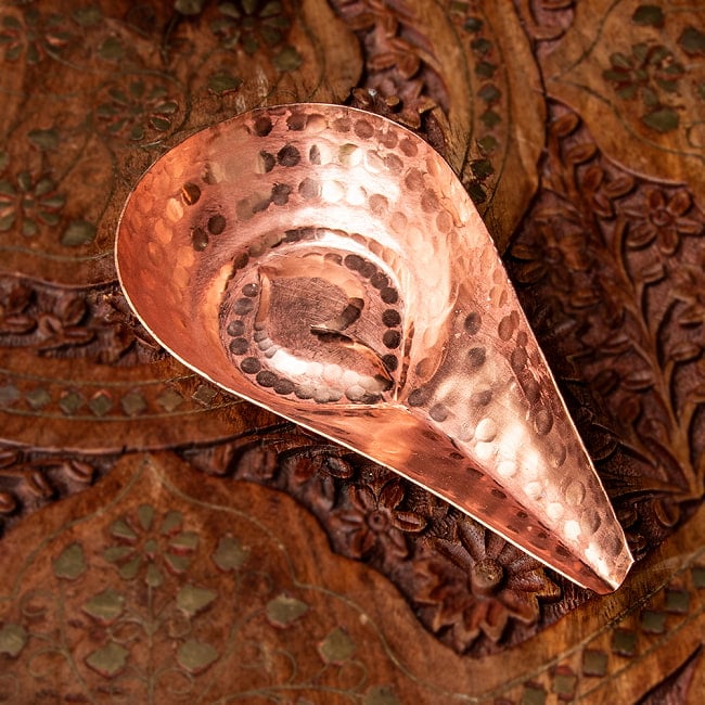 アルガ（Arga） - ネパールの重厚な銅製 礼拝用品 2 - 槌目模様が美しいですね。