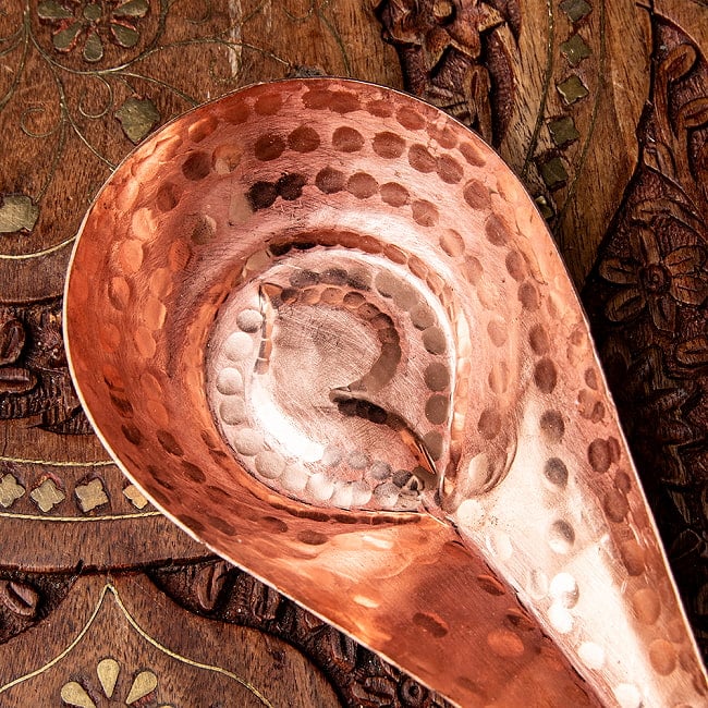 アルガ（Arga） - ネパールの重厚な銅製 礼拝用品 3 - 見た目以上にしっかりした素材です。