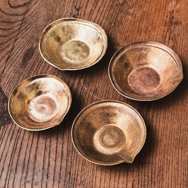 ディヤ Diya - ネパールのブラス製オイルランプ 直径6.5cm~7cm 7 - ネパールのハンドメイド品のため多少の傷・凹み・現地でついたクスミなどがあります。また、大きさや打痕に個体差があります。